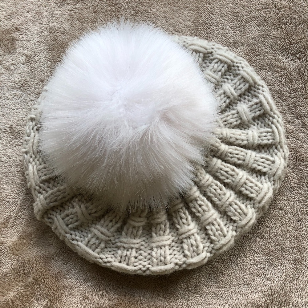 KYI KYI Chunky Knit Beret w/ Faux Fur Pom
